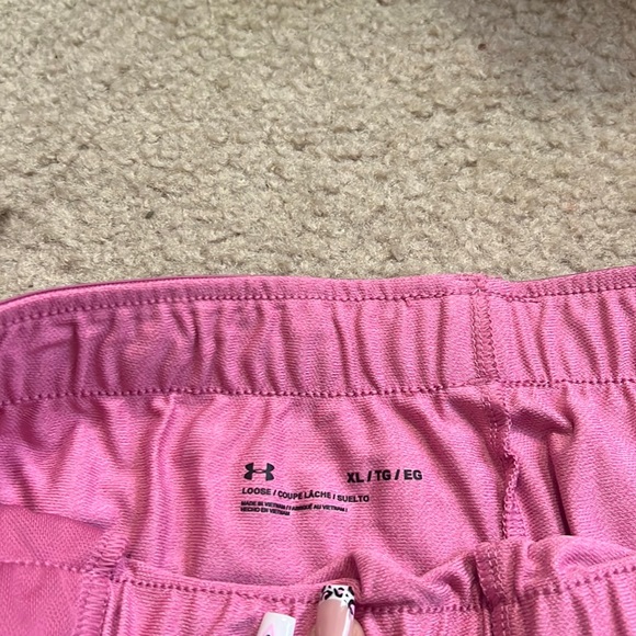 Cute under armor shorts good for working out size XL - Picture 2 of 3